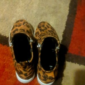 Shoes never worn not riped